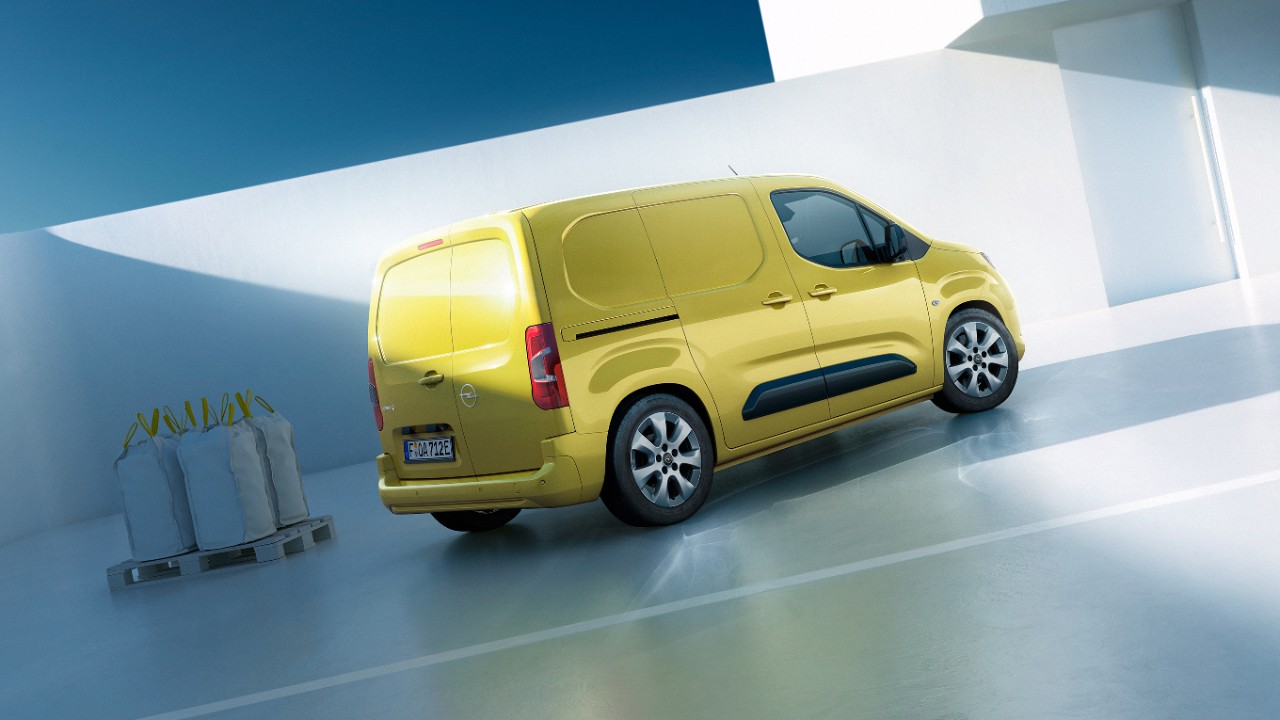 Een gele Nieuwe Opel Combo Electric Cargo schuin van achteren gezien