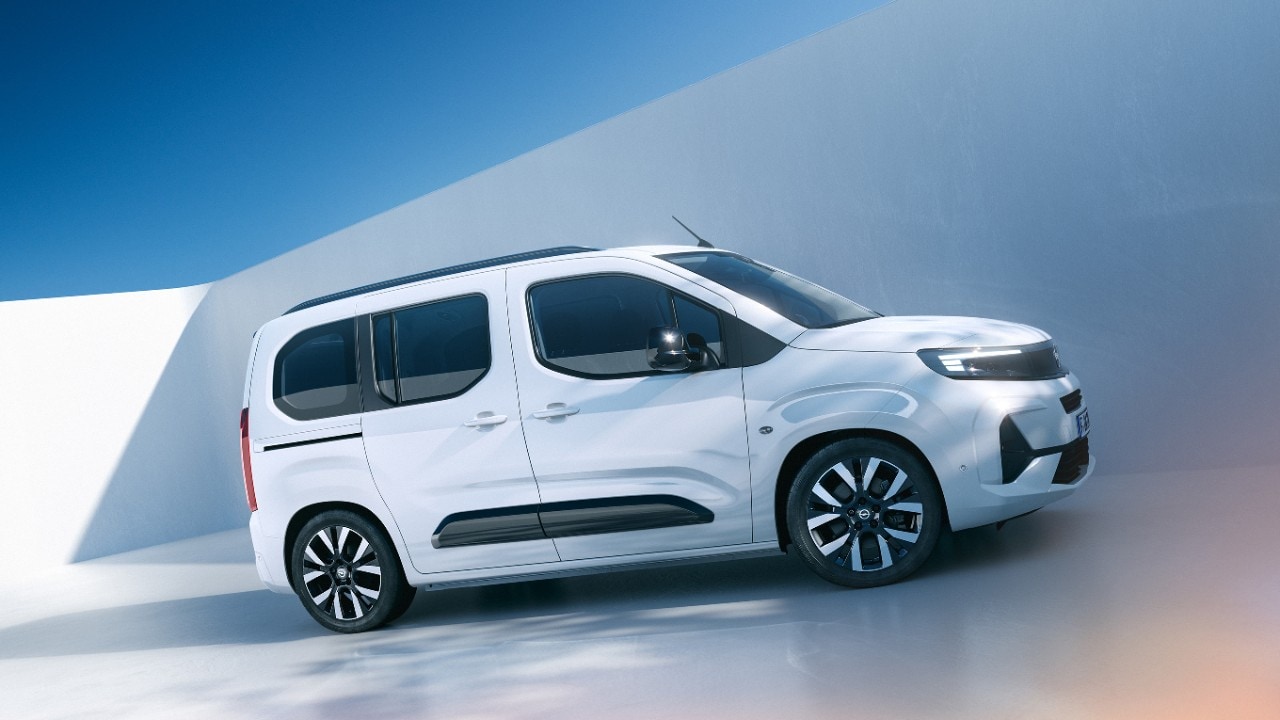 Zijaanzicht van een witte Opel Combo Life Electric