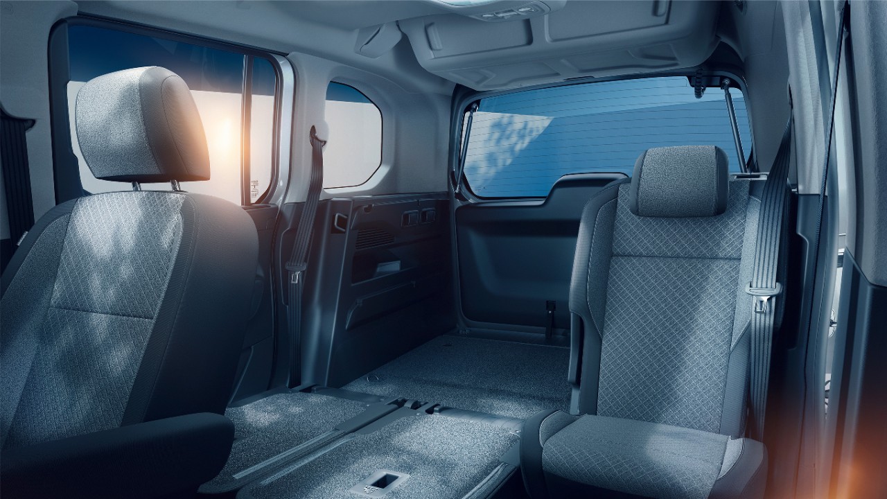 Interieur van de nieuwe Opel Combo Life Electric met neerklapbare stoelen